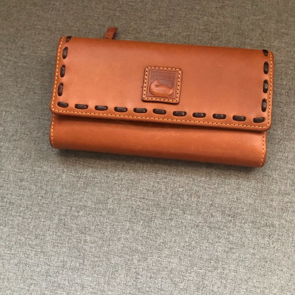 Dooney & Bourke leather checkbook wallet. Excellent condition.